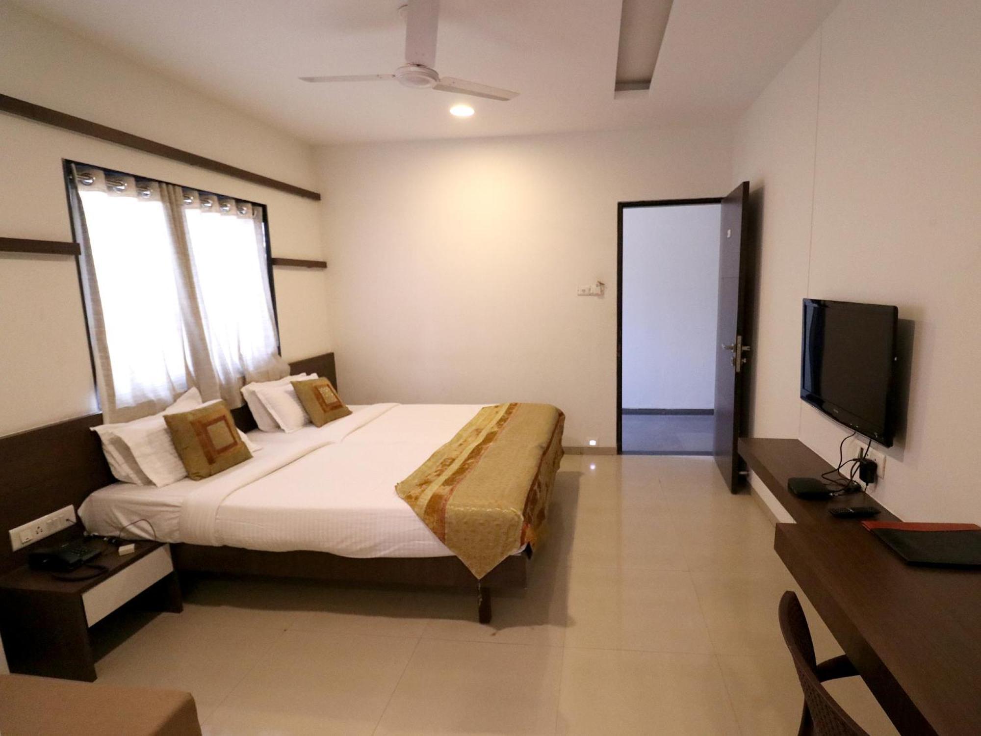 Hotel Girnar Аурангабад Экстерьер фото