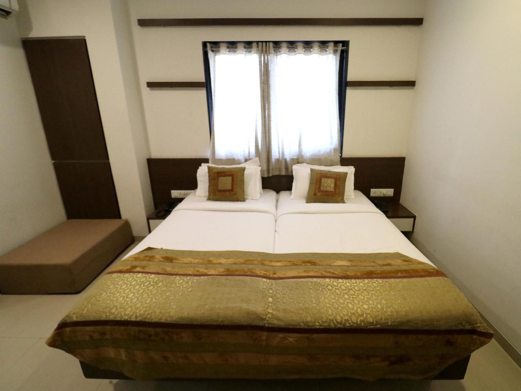 Hotel Girnar Аурангабад Экстерьер фото