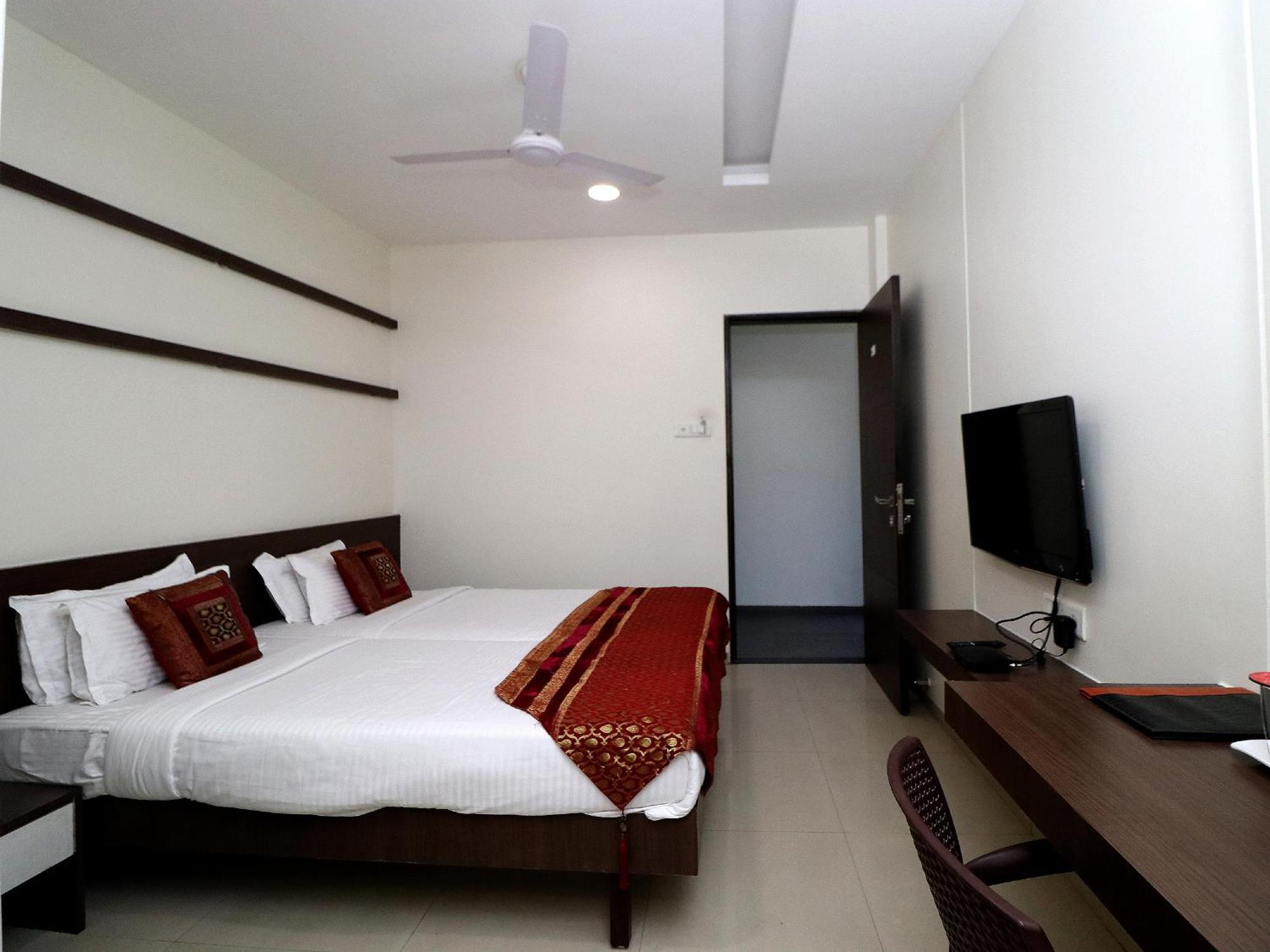 Hotel Girnar Аурангабад Экстерьер фото