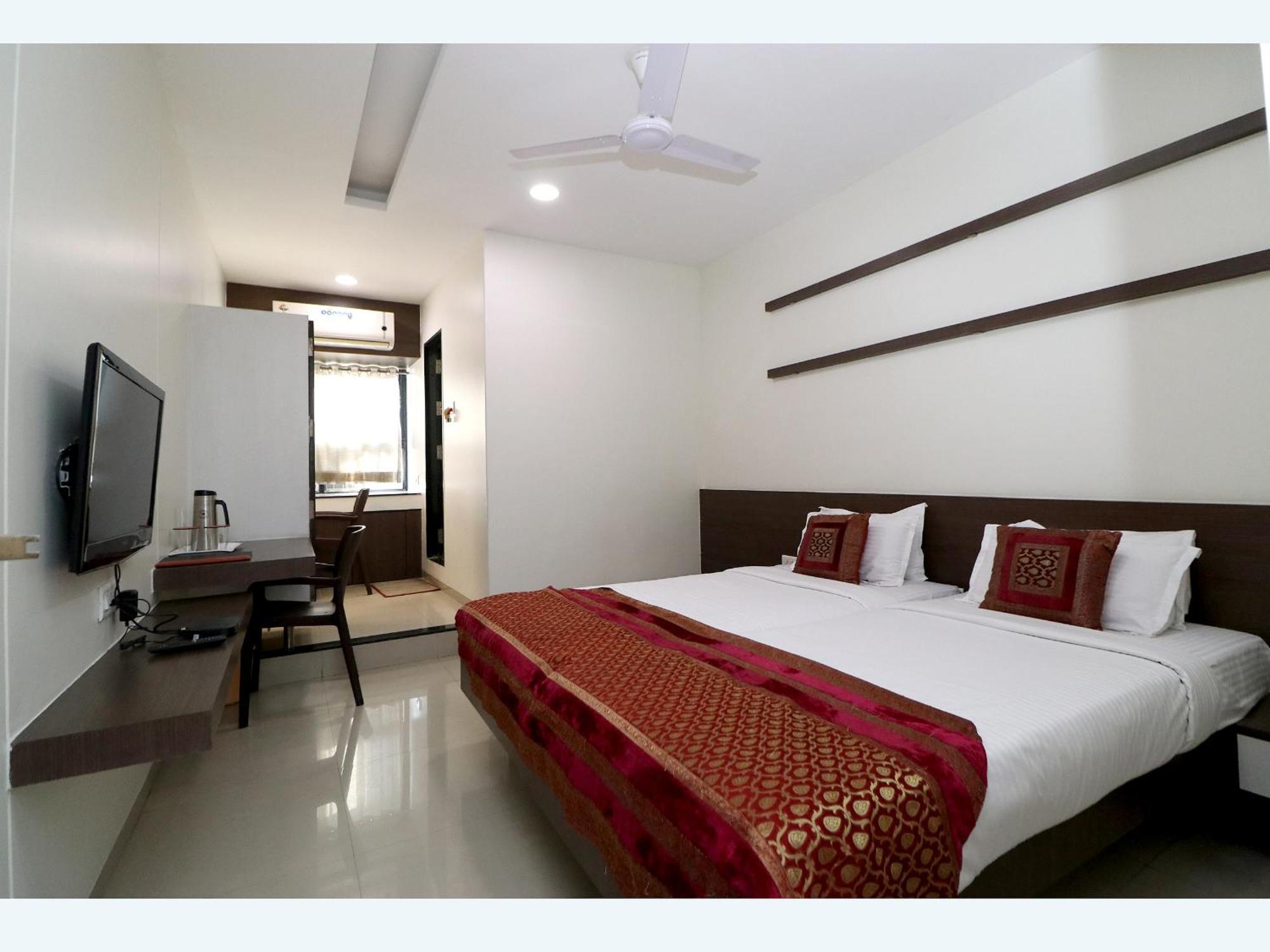 Hotel Girnar Аурангабад Экстерьер фото